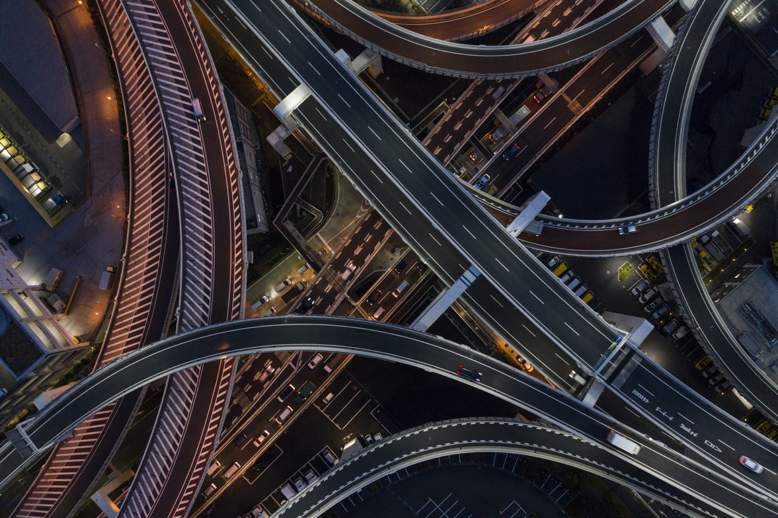 Nachtfoto van gecompliceerde kruisende snelweg.