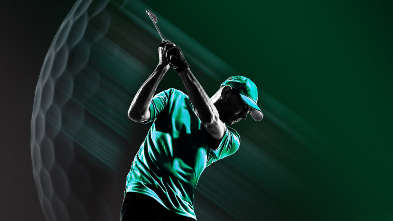 Une photo sombre d'un homme jouant au golf.